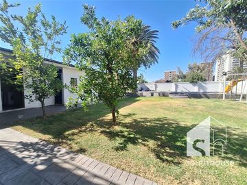 Casa en Venta en Real Audiencia con Ramón Barros Luco C2J