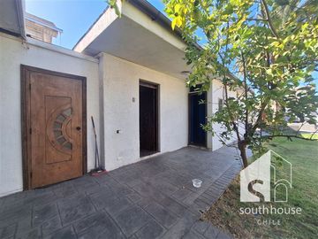 Casa en Venta en Real Audiencia con Ramón Barros Luco C2J