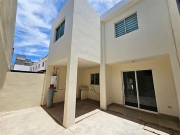 Casa en Privada sector del Valle