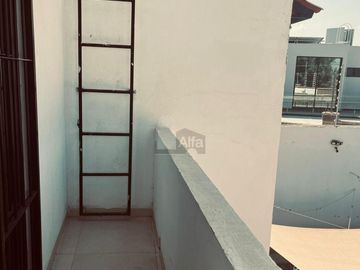 Casa en Venta en Mayorazgo Santa Lucía, León, Gto. de las mas amplias en terreno  y construcción
