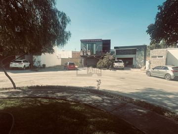 Casa en Venta en Mayorazgo Santa Lucía, León, Gto. de las mas amplias en terreno  y construcción