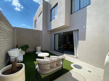 Casa en Venta en Terrasoles, Nuevo Querétaro, 3 Recámaras, 2.5 Baños, Alberca..