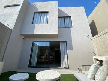 Casa en Venta en Terrasoles, Nuevo Querétaro, 3 Recámaras, 2.5 Baños, Alberca..