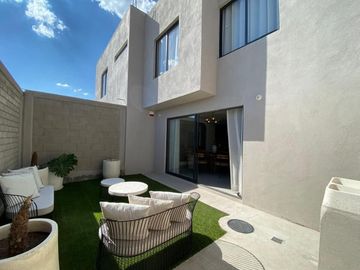 Casa en Venta en Terrasoles, Nuevo Querétaro, 3 Recámaras, 2.5 Baños, Alberca..