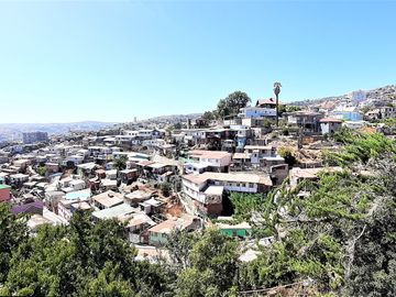 Marita Vallejo Propiedades vende acogedora casa en cerro Cár