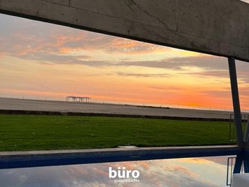 ESPECTACULAR CASA DE PLAYA EN CERRO COLORADO KM 128 EN PRIMERA FILA EN VENTA