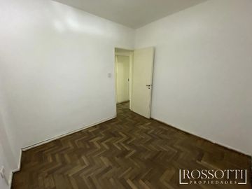 Muy buen departamento de 2 ambientes lateral