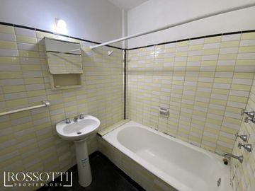 Muy buen departamento de 2 ambientes lateral
