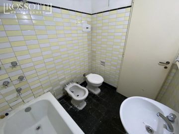 Muy buen departamento de 2 ambientes lateral