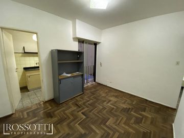 Muy buen departamento de 2 ambientes lateral