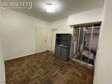 Muy buen departamento de 2 ambientes lateral