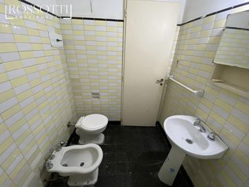 Muy buen departamento de 2 ambientes lateral
