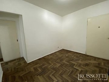 Muy buen departamento de 2 ambientes lateral