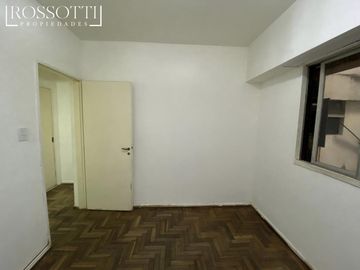 Muy buen departamento de 2 ambientes lateral
