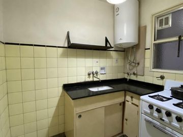 Muy buen departamento de 2 ambientes lateral