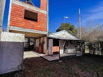 Casa en  Venta de 2 dormitorios, garaje y galpon en City Bell