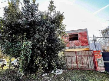 Casa en  Venta de 2 dormitorios, garaje y galpon en City Bell
