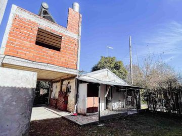 Casa en  Venta de 2 dormitorios, garaje y galpon en City Bell