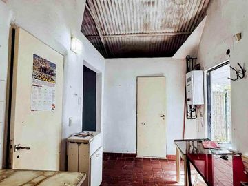 Casa en  Venta de 2 dormitorios, garaje y galpon en City Bell