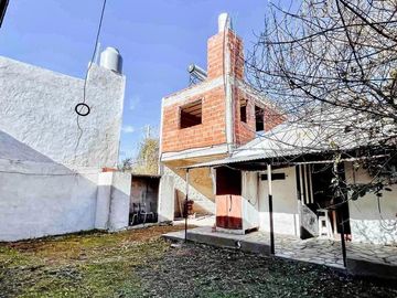 Casa en  Venta de 2 dormitorios, garaje y galpon en City Bell
