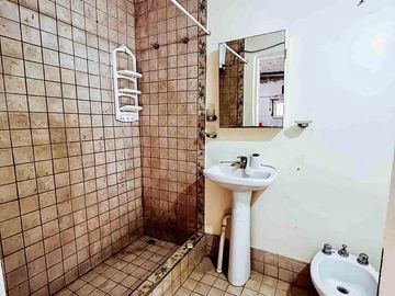 Casa en  Venta de 2 dormitorios, garaje y galpon en City Bell
