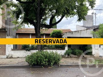 Casa en VENTA a demoler o refaccionar con amplio terreno