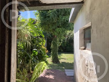 Casa en VENTA a demoler o refaccionar con amplio terreno