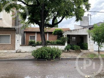 Casa en VENTA a demoler o refaccionar con amplio terreno