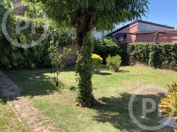 Casa en VENTA a demoler o refaccionar con amplio terreno