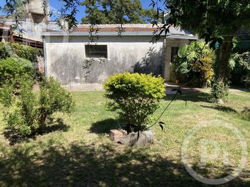 Casa en VENTA a demoler o refaccionar con amplio terreno
