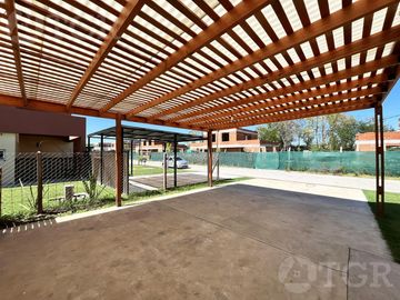 Casa  en Venta- Casas de Santa Guadalupe - Pilar del Este-Jardin-Parrilla-3 ambientes.