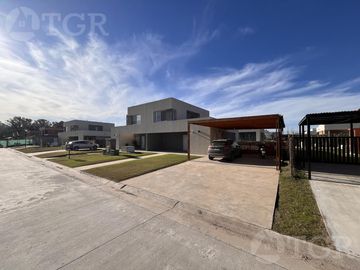 Casa  en Venta- Casas de Santa Guadalupe - Pilar del Este-Jardin-Parrilla-3 ambientes.