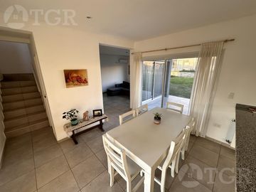 Casa  en Venta- Casas de Santa Guadalupe - Pilar del Este-Jardin-Parrilla-3 ambientes.