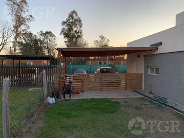 Casa  en Venta- Casas de Santa Guadalupe - Pilar del Este-Jardin-Parrilla-3 ambientes.
