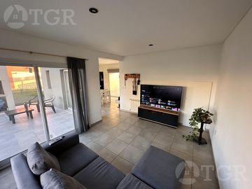Casa  en Venta- Casas de Santa Guadalupe - Pilar del Este-Jardin-Parrilla-3 ambientes.