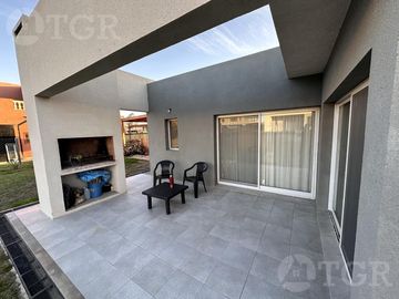 Casa  en Venta- Casas de Santa Guadalupe - Pilar del Este-Jardin-Parrilla-3 ambientes.