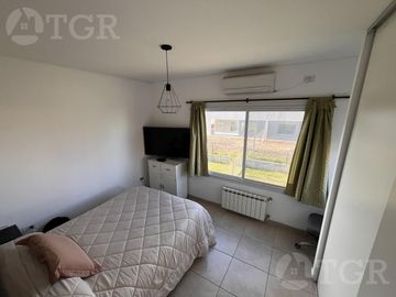 Casa  en Venta- Casas de Santa Guadalupe - Pilar del Este-Jardin-Parrilla-3 ambientes.