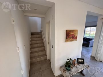 Casa  en Venta- Casas de Santa Guadalupe - Pilar del Este-Jardin-Parrilla-3 ambientes.