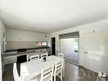Casa  en Venta- Casas de Santa Guadalupe - Pilar del Este-Jardin-Parrilla-3 ambientes.