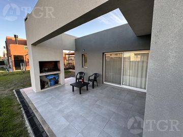 Casa  en Venta- Casas de Santa Guadalupe - Pilar del Este-Jardin-Parrilla-3 ambientes.