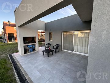 Casa  en Venta- Casas de Santa Guadalupe - Pilar del Este-Jardin-Parrilla-3 ambientes.
