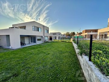 Casa  en Venta- Casas de Santa Guadalupe - Pilar del Este-Jardin-Parrilla-3 ambientes.
