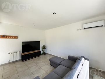 Casa  en Venta- Casas de Santa Guadalupe - Pilar del Este-Jardin-Parrilla-3 ambientes.