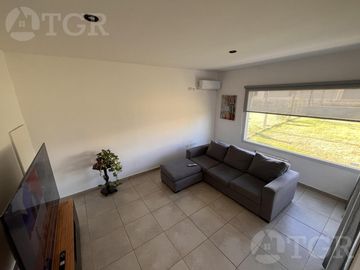 Casa  en Venta- Casas de Santa Guadalupe - Pilar del Este-Jardin-Parrilla-3 ambientes.