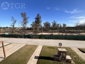 Casa  en Venta- Casas de Santa Guadalupe - Pilar del Este-Jardin-Parrilla-3 ambientes.