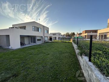 Casa  en Venta- Casas de Santa Guadalupe - Pilar del Este-Jardin-Parrilla-3 ambientes.