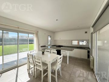 Casa  en Venta- Casas de Santa Guadalupe - Pilar del Este-Jardin-Parrilla-3 ambientes.