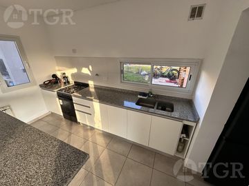 Casa  en Venta- Casas de Santa Guadalupe - Pilar del Este-Jardin-Parrilla-3 ambientes.