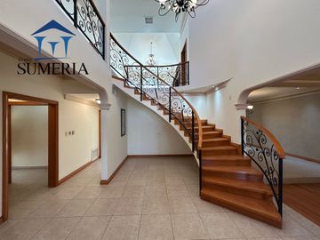 HERMOSA CASA EN RESIDENCIAL RINCON DE LAS LOMAS