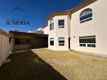 HERMOSA CASA EN RESIDENCIAL RINCON DE LAS LOMAS
